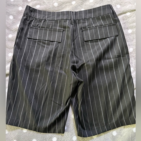 H&M Women’s size 4 Bermuda Dress Shorts - Picture 3 of 3